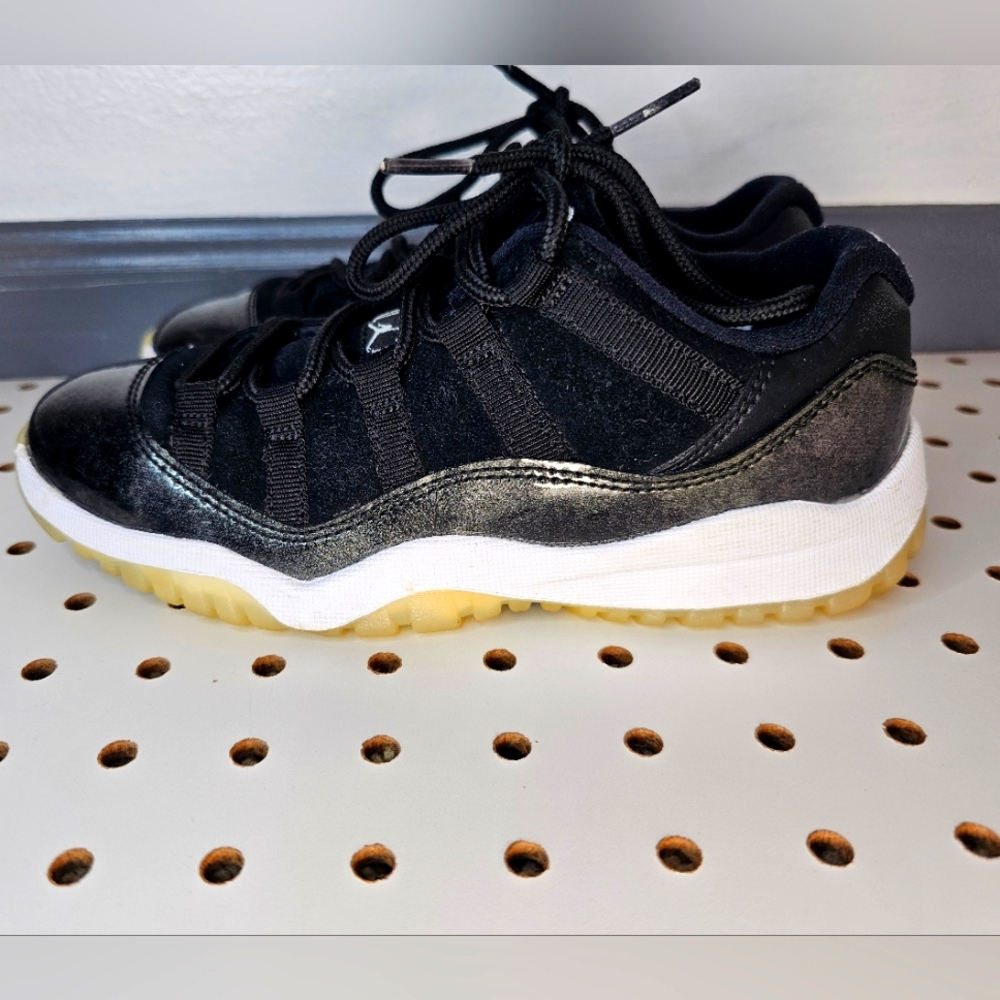 JORDAN 11 RETRO LOW BP Size: (1 youth) Color: Blk/Wht